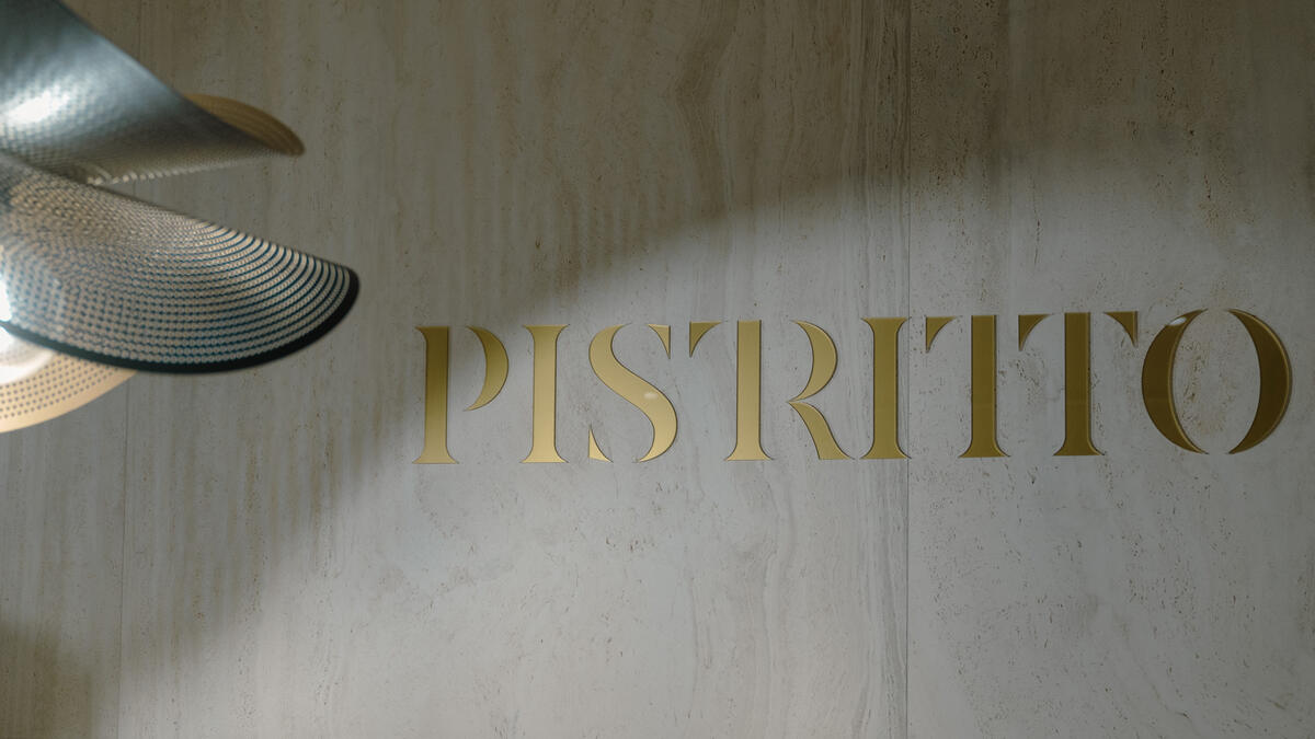 Il logo Pistritto in oro sulla parete del locale di Favara