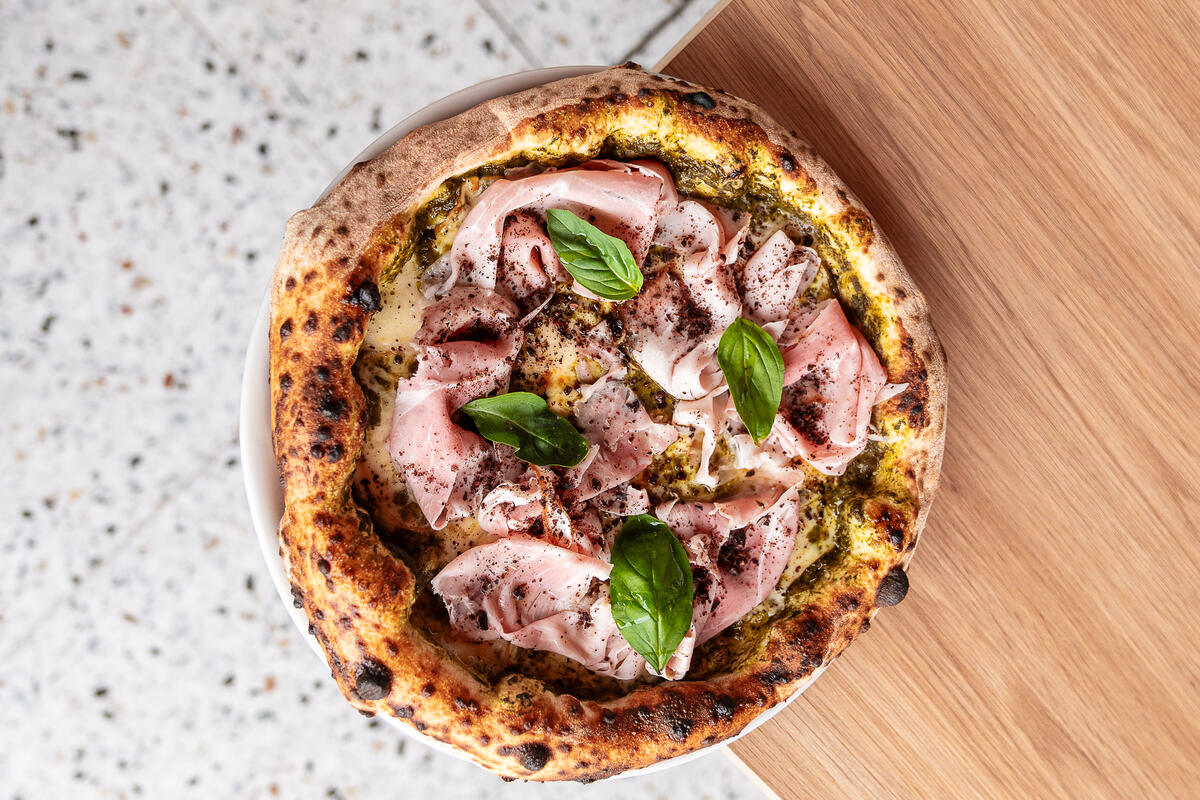 Pizza su tagliere di legno