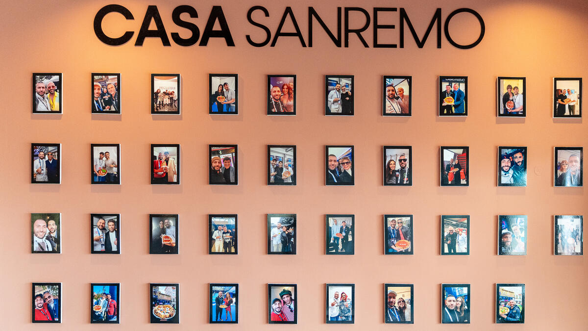La parete Casa Sanremo con le foto degli artisti